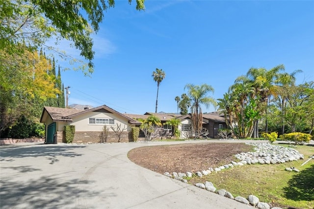 single story home with curved driveway