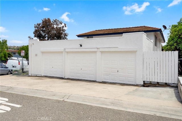 615 Calle Campana, San Clemente, CA 92673 - garage featuring fence