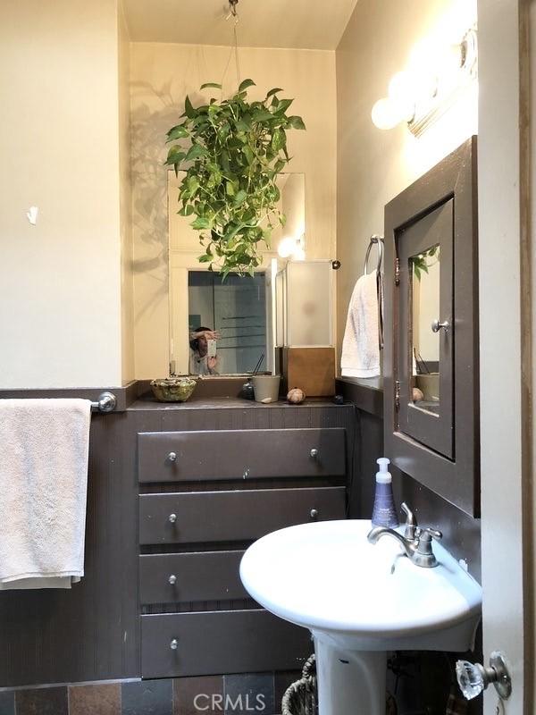 1116 E Appleton St, Long Beach, CA 90802 - bathroom featuring a sink