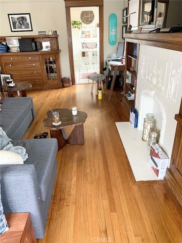 1116 E Appleton St, Long Beach, CA 90802 - living room featuring hardwood / wood-style floors