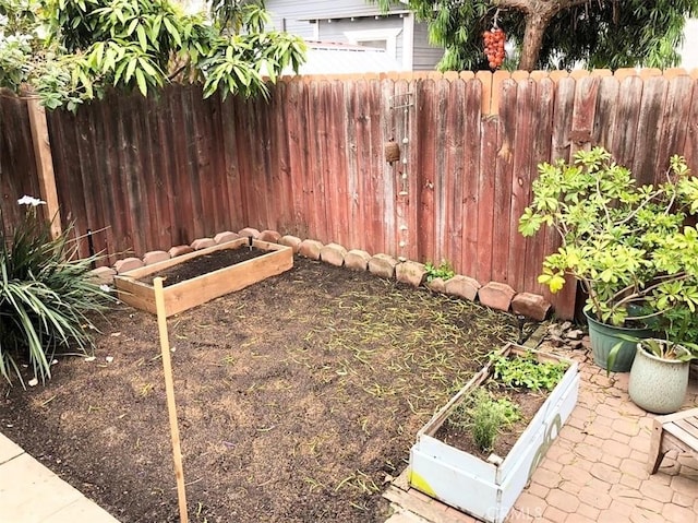 1116 E Appleton St, Long Beach, CA 90802 - view of yard with fence and a vegetable garden