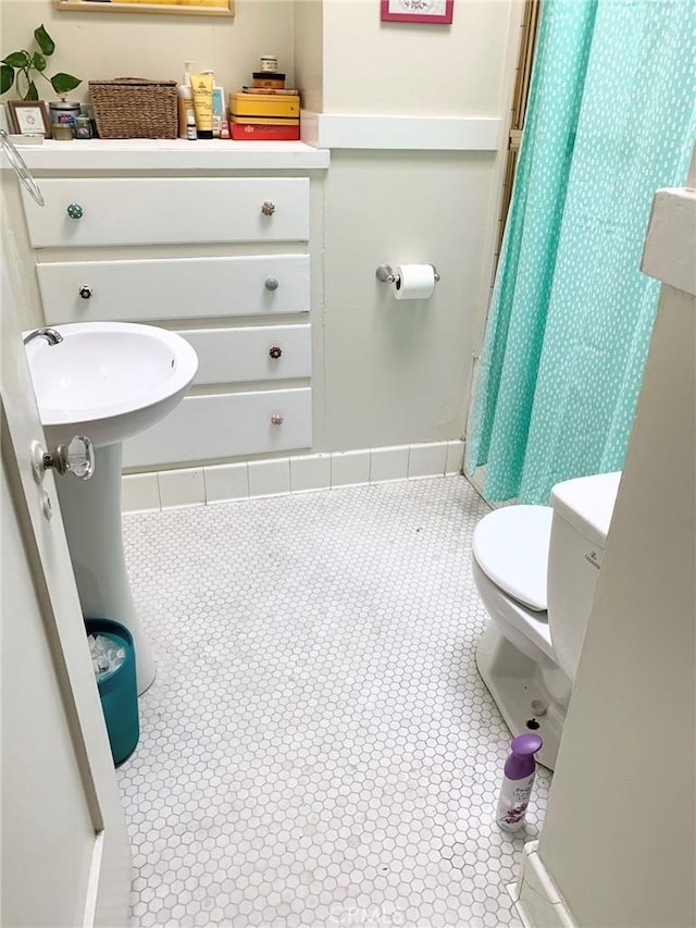 1116 E Appleton St, Long Beach, CA 90802 - bathroom featuring curtained shower and toilet