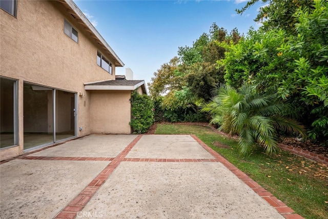 view of yard featuring a patio area