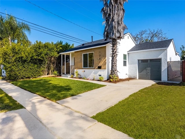 view of front facade featuring an attached garage, stucco siding, driveway, and a front yard