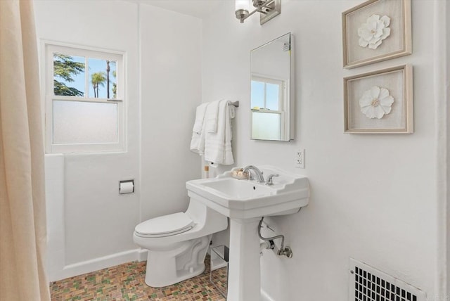 full bath featuring baseboards, a wealth of natural light, toilet, and visible vents