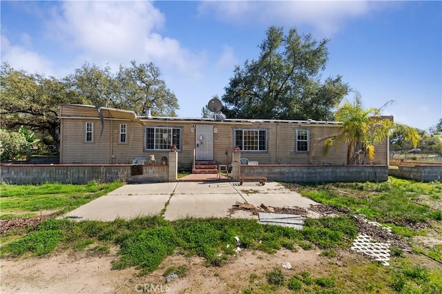 20780 Calle Rocio, Temecula, CA 92590 - view of front facade featuring a patio, entry steps, and fence