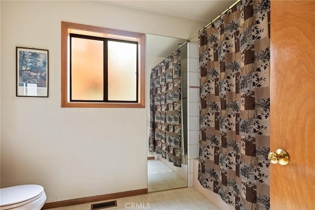 32424 Snowshoe Ln, Running Springs, CA 92382 - full bath with visible vents, shower / tub combo with curtain, toilet, baseboards, and tile patterned floors