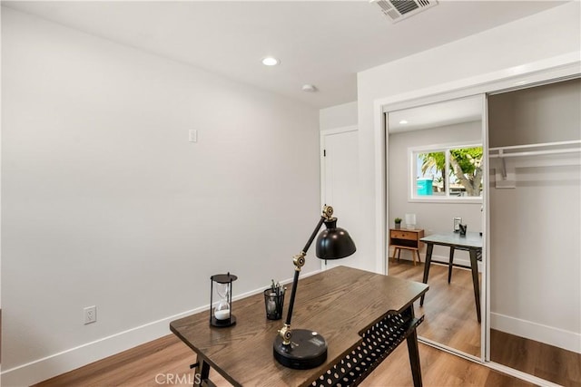 home office featuring recessed lighting, baseboards, light wood finished floors, and visible vents