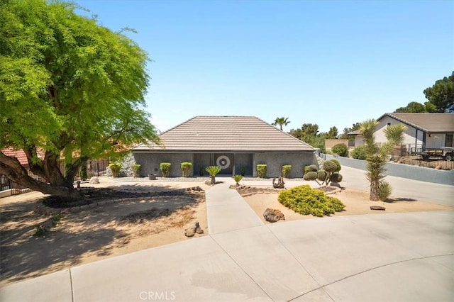 13784 Choco Rd, Apple Valley, CA 92307 - view of front of house with fence