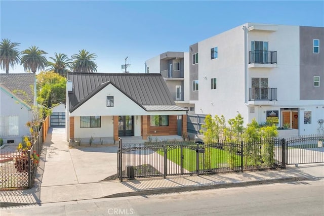 view of front of house featuring a fenced front yard
