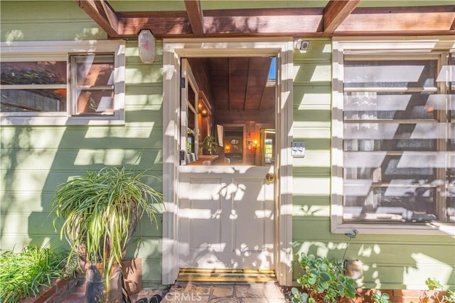 property entrance featuring a porch