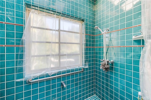 bathroom featuring tiled shower
