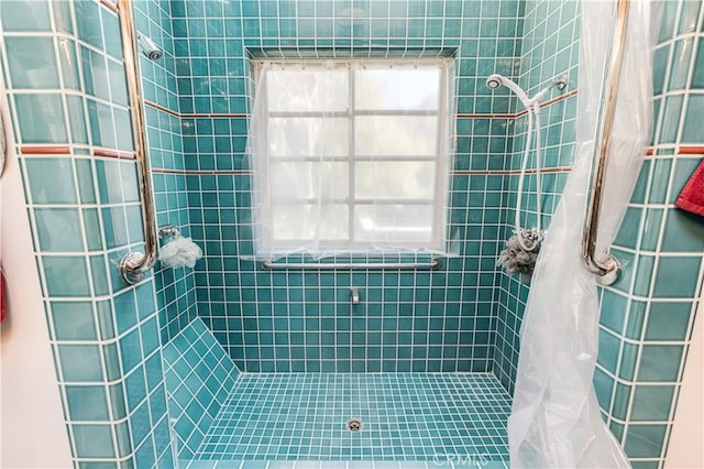 full bath with tiled shower