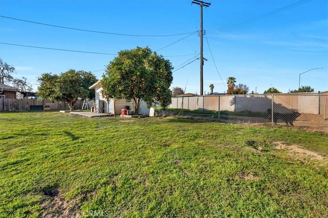 4185 E Turner Ave, Fresno, CA 93702 - view of yard with a fenced backyard