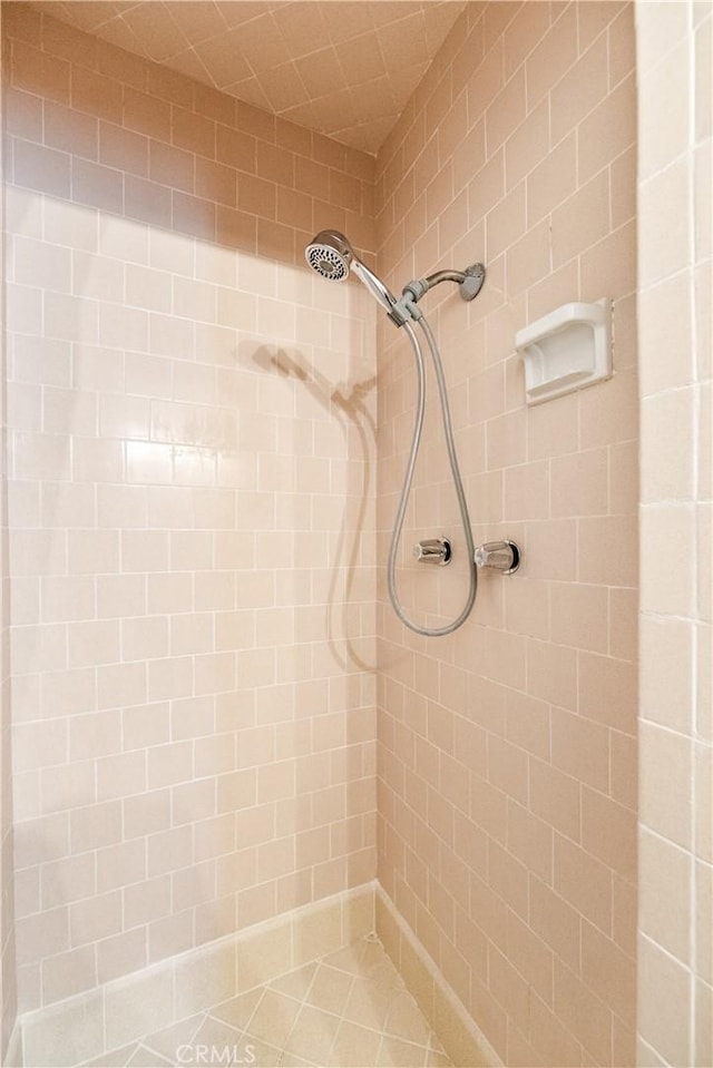 6222 Shawnee Rd, Westminster, CA 92683 - bathroom featuring a tile shower