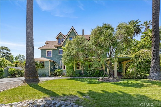view of front of home featuring a front lawn