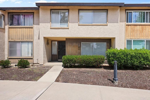townhome / multi-family property featuring stucco siding