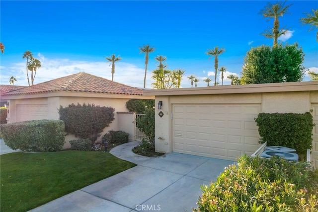 60 La Ronda Dr, Rancho Mirage, CA 92270 - single story home featuring an attached garage, stucco siding, concrete driveway, and a front lawn