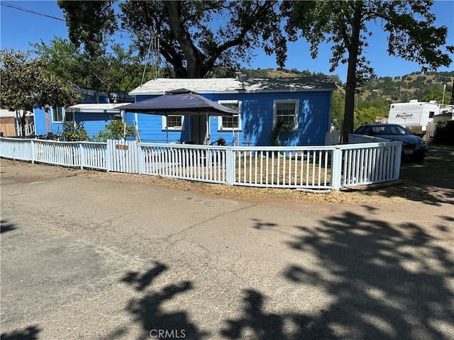 view of front of home with a fenced front yard