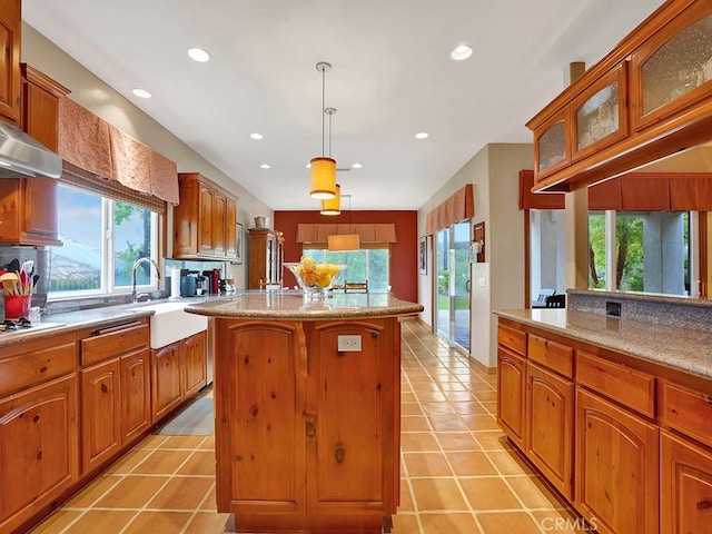 508 Lantern Crest Dr, Redlands, CA 92373 - kitchen featuring a center island, plenty of natural light, recessed lighting, tasteful backsplash, and decorative light fixtures
