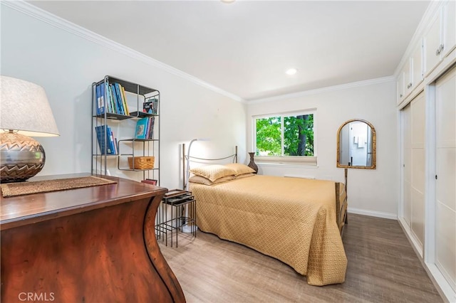 76 Calle Aragon Unit Q, Laguna Woods, CA 92637 - bedroom with wood finished floors, crown molding, baseboards, and a closet