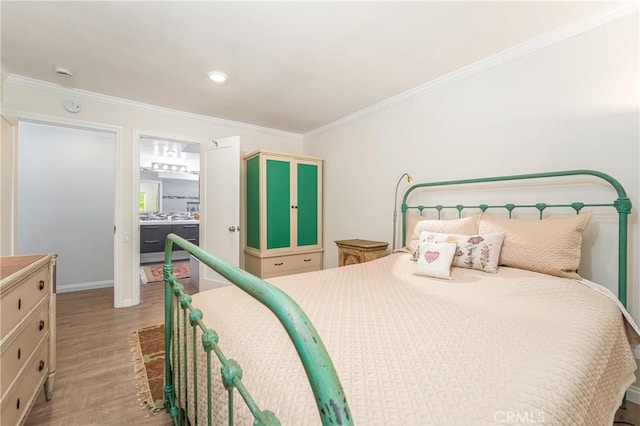 76 Calle Aragon Unit Q, Laguna Woods, CA 92637 - bedroom with wood finished floors, crown molding, baseboards, and recessed lighting