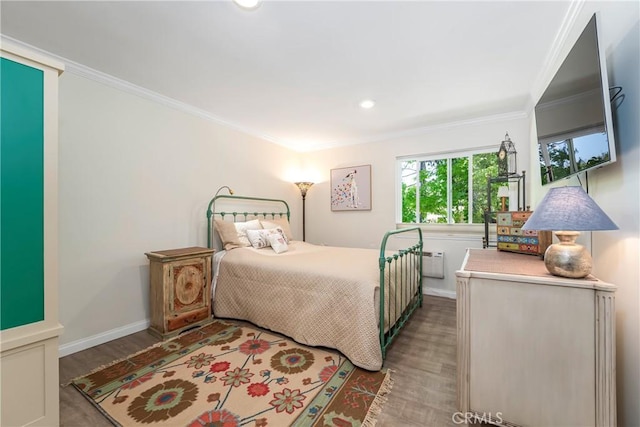 76 Calle Aragon Unit Q, Laguna Woods, CA 92637 - bedroom with wood finished floors, crown molding, recessed lighting, and baseboards