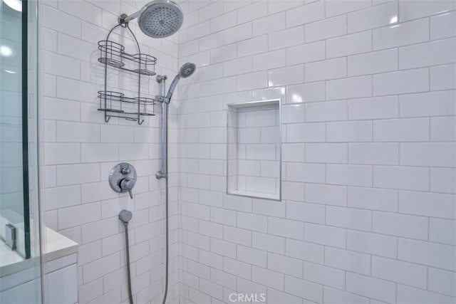 bathroom featuring a tile shower