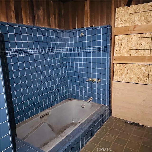 bathroom with shower / bathtub combination