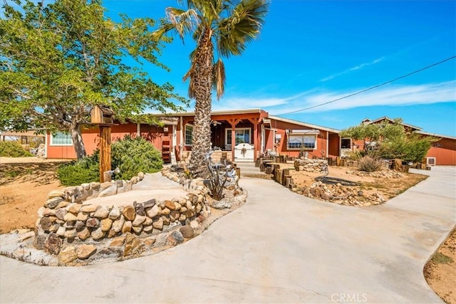 single story home featuring a porch