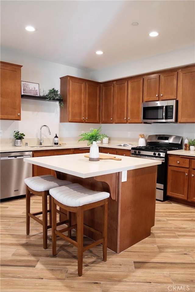 9369 Riberena Cir Unit 11, Atascadero, CA 93422 - kitchen featuring stainless steel appliances, a center island, light countertops, a kitchen breakfast bar, and recessed lighting