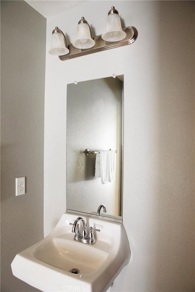 9369 Riberena Cir Unit 11, Atascadero, CA 93422 - bathroom featuring a sink and a textured wall