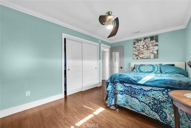 24 S La Salle St, Redlands, CA 92374 - bedroom featuring visible vents, wood finished floors, baseboards, a closet, and ornamental molding