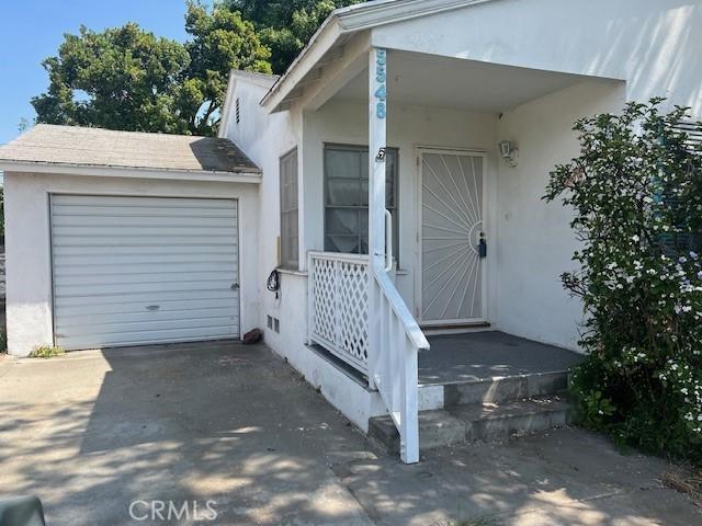 5548 Carley Ave, Whittier, CA 90601 - entrance to property with stucco siding, driveway, and an attached garage