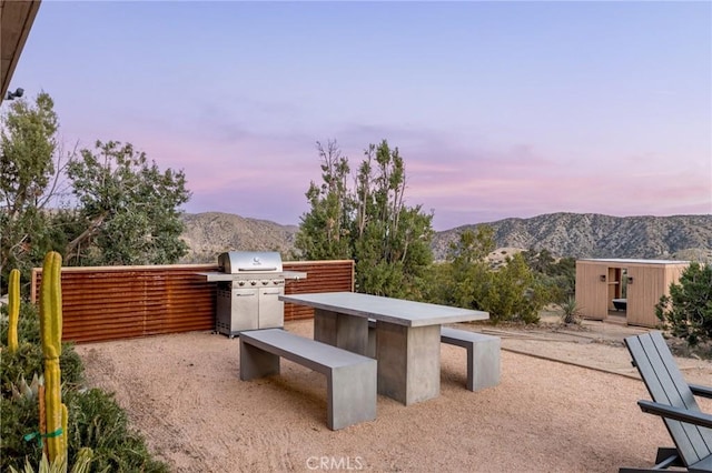 view of yard featuring a mountain view