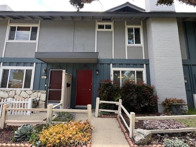 14675 Red Hill Ave, Tustin, CA 92780 - townhome / multi-family property featuring board and batten siding and a fenced front yard