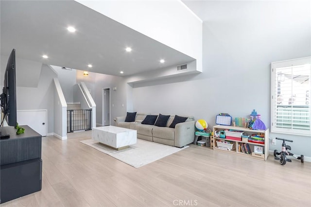 living room featuring visible vents, recessed lighting, light wood finished floors, and baseboards