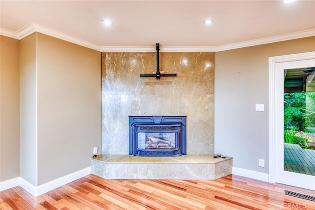 room details featuring recessed lighting, baseboards, wood finished floors, visible vents, and ornamental molding