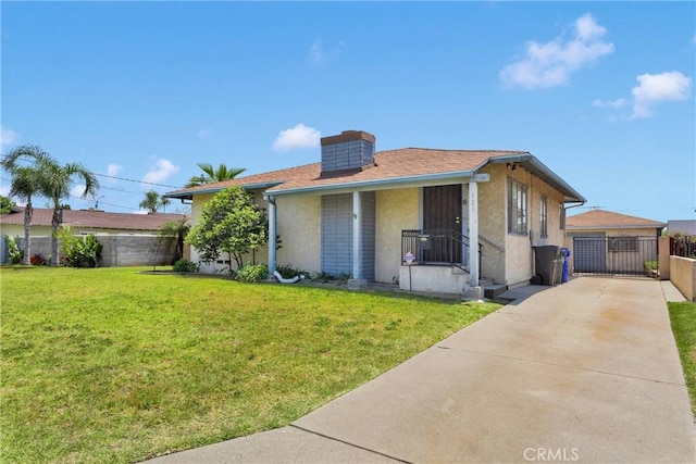 view of front facade featuring stucco siding, a front lawn, fence, and concrete driveway