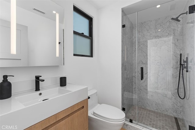 full bath featuring visible vents, vanity, toilet, a marble finish shower, and recessed lighting