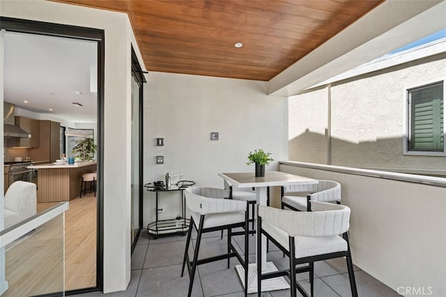 balcony with outdoor dining space