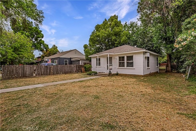 view of front of home featuring fence and a front yard