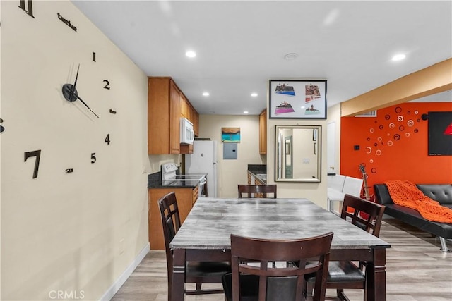 dining room featuring recessed lighting, light wood-style flooring, and baseboards