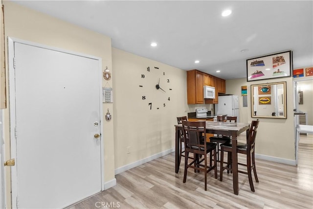 dining area with baseboards, recessed lighting, and light wood-style flooring
