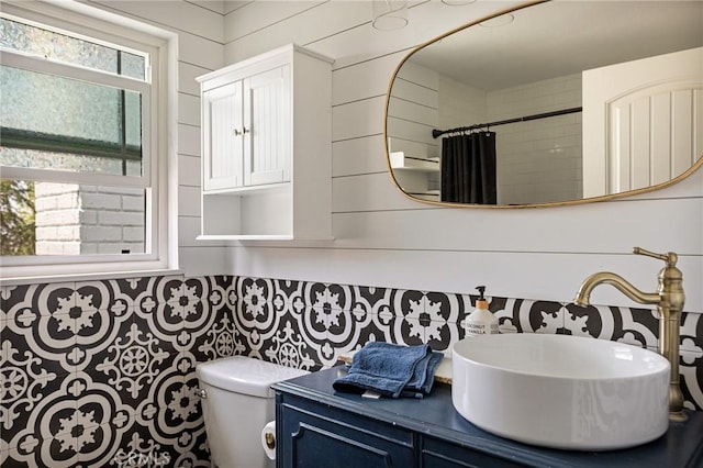 full bathroom featuring vanity, toilet, and a shower with shower curtain
