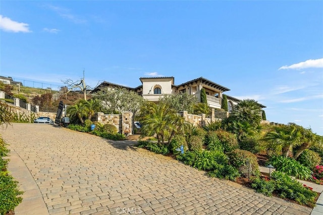 view of front of property with stucco siding and driveway