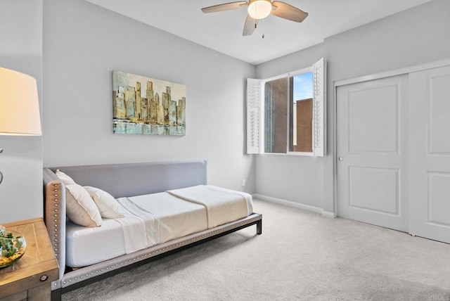 bedroom featuring carpet floors, a ceiling fan, baseboards, and a closet
