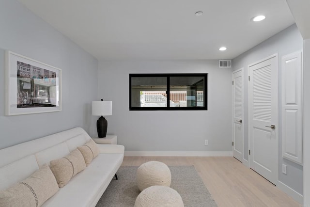 100 Coast Blvd Unit 101, La Jolla, CA 92037 - living room featuring light wood-style flooring, recessed lighting, and baseboards