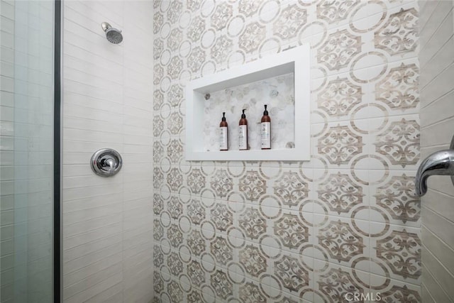 full bath featuring tiled shower
