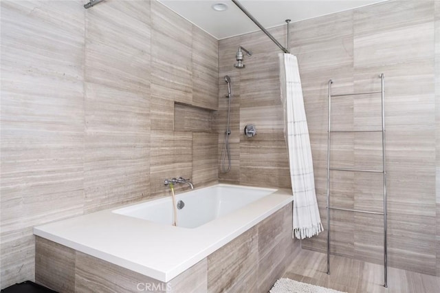 bathroom with tiled shower / bath combo